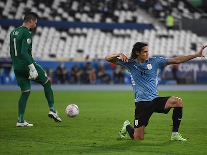 Edinson Cavani celebra su gol de penalti frente a Paraguay.