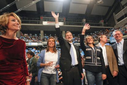 Esperanza Aguirre, Ana Mato, Mariano Rajoy, Dolores de Cospedal, Pío García Escudero y Alberto Ruiz-Gallardón, en el Palacio de los Deportes de Madrid.