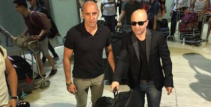 Sampaoli, a su llegada a Sevilla y recibido por Monchi.