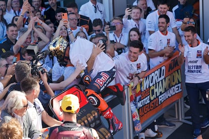 Augusto Fernandez celebra con su equipo.