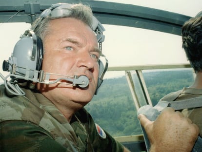 El general serbobosnio Mladic vuela en helicóptero cerca de Zepa, un enclave conquistado a los bosnios por las fuerzas croatas.