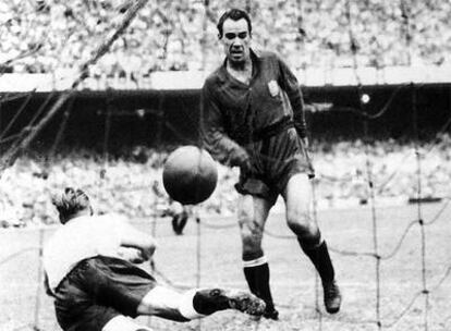 El delantero de la selección española consigue el gol ante Inglaterra que le dio el pase a la fase final del Mundial de Brasil de 1950. Era el segundo campeonato del mundo de la selección española -tras el de Italia de 1930 en el que perdió en cuartos ante la anfitriona- y en esta ocasión consigue quedar en un meritorio cuarto lugar, tras Uruguay, Brasil y Suecia.