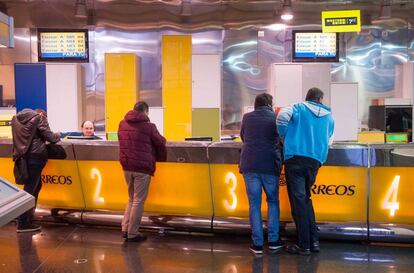 Interior de una oficina de Correos