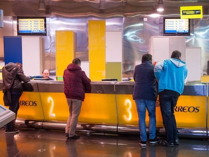 Interior de una oficina de Correos