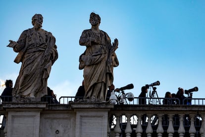 Periodistas esperan en la plaza de San Pedro durante el cónclave, este miércoles.