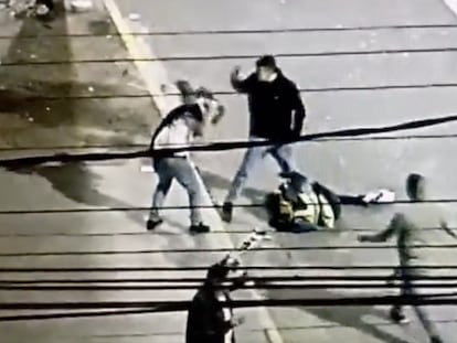 Fotograma de un video donde cuatro marinos golpean a Milton Domínguez en Iquique (Chile), el pasado 19 de mayo.