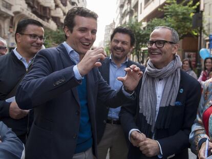 El vicesecretario de comunicación del PP, Pablo Casado (2i), junto al alcalde de Ourense, Jesús Vázquez (2d), y el secretario xeral de Emigración, Antonio Rodríguez Miranda (c), en la céntrica calle del Paseo de Ourense donde ha participado en un acto de campaña para las elecciones gallegas.