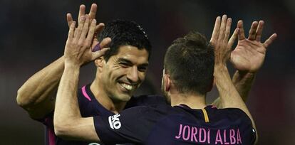 Suárez agradece a Alba el pase del gol frente al Granada.