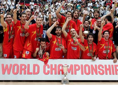 Marc Gasol, junto al resto de jugadores de la selección española de baloncesto, celebra el campeonato del mundo del año 2006. 