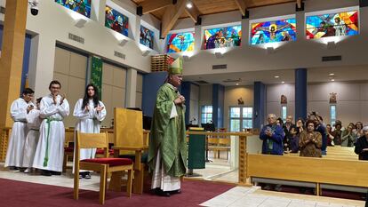 El obispo Nicaragüense Silvio Báez, en su misa dominical en la parroquia Santa Agatha, en Miami.