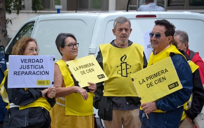 Los manifestantes han lucido pancartas con lemas en apoyo del querellante Julio Pacheco. / DIEGO SÁNCHEZ