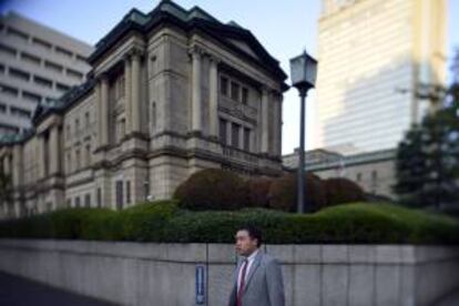 Un hombre camina frente a la sede del Banco de Japón en Tokio, Japón