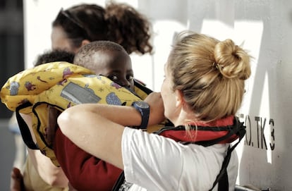 El equipo médico, tras examinar a los migrantes rescatados, coloca pulseras de colores: La blanca es para los que están bien; la negra, para los menores no acompañados; la verde para los que podrían tener sarna; y la roja para los que necesitan seguimiento al llegar a tierra.