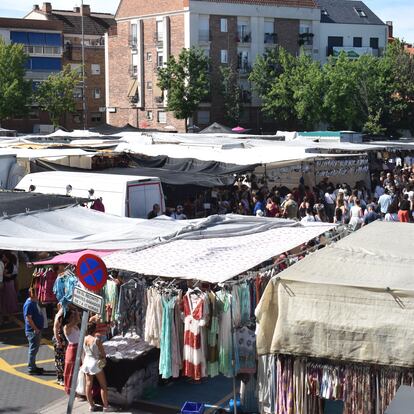 Ambiente en el mercadillo de Majadahonda el sábado 22 de junio