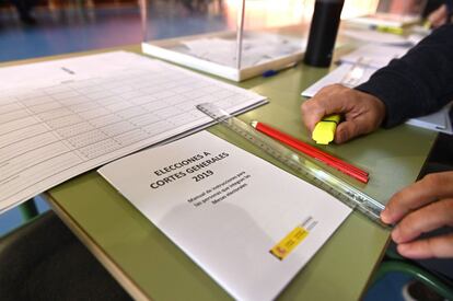 La jornada electoral se ha iniciado con normalidad en Cataluña y las escasas incidencias que se han registrado se han podido resolver antes de la apertura de los colegios o poco después, según ha informado la delegación del Gobierno en Cataluña.
