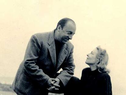 Pablo Neruda y Delia del Carril, en Isla Negra, en 1939.