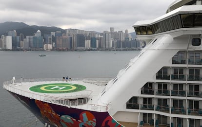 Tres pasajeros del crucero en el helipuerto del crucero 'World Dream'. Al barco se le denegó el atraque en Taiwán por lo que se vio obligado a regresar a Hong Kong.