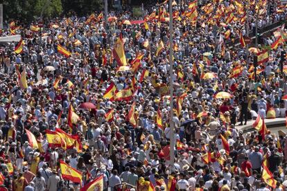 Miles de personas durante la protesta este domingo, en Madrid. La Plaza de Colón está en aforo completo debido a la multitudinaria concentración en contra de la concesión de indultos a los condenados por el 'procés'.