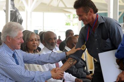 El presidente de Haití, René Preval, entregó 23 medallas a celebridades, grupos asistenciales y políticos por sus labores tras el terremoto que azotó el país al cumplirse seis meses del desastre. Entre los galardonados estaban el actor Sean Penn, el ex presidente estadounidense Bill Clinton. "Se podría haber hecho más, pero la recuperación hasta ahora ha sido más rápida que la de Indonesia tras el tsunami del 2004", reconoció Clinton. Penn por su parte se mostró agradecido por la medalla y también admitió que queda mucho trabajo por hacer. El actor vive en la isla desde hace seis meses, donde se dedica a tiempo completo a las tareas de reconstrucción en las que ha implicado a muchos actores de Hollywood. Solo la abandonó para asistir a los Oscar.