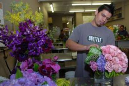 En la imagen, un empleado prepara un ramo de flores. EFE/Archivo