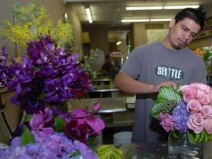 En la imagen, un empleado prepara un ramo de flores. EFE/Archivo