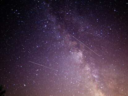 cultura 30 . MONFERO (A CORUÑA), 11/08/2021.- Un joven observaba en la madrugada de hoy miércoles el cielo desde el concello coruñés de Monfero, con la Vía Láctea sobre su cabeza y con varios meteoros de las conocidas como perseidas, uno de los espectáculos astronómicos más populares del verano cuando, pequeñas partículas que proceden del cometa Swift-Tuttleal colisionan con la atmósfera, desencadenando una lluvia de estrellas que en los próximos días alcanzará la máxima actividad. EFE/Cabalar