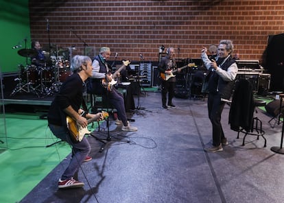 Miguel Ríos dando indicaciones a su banda en la nave de ensayo ReviRock, en Madrid. En primer plano, el guitarrista José Nortes, el bajista Tato Gómez (con gorra) y, al fondo, Antonio García de Diego con la guitarra y Mariano Díaz (teclados). En la batería, está Argandoña.