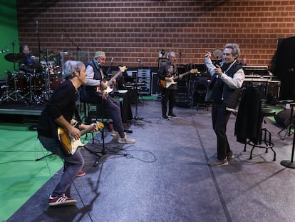 Miguel Ríos dando indicaciones a su banda en la nave de ensayo ReviRock, en Madrid. En primer plano, el guitarrista José Nortes, el bajista Tato Gómez (con gorra) y, al fondo, Antonio García de Diego con la guitarra y Mariano Díaz (teclados). En la batería, está Argandoña.