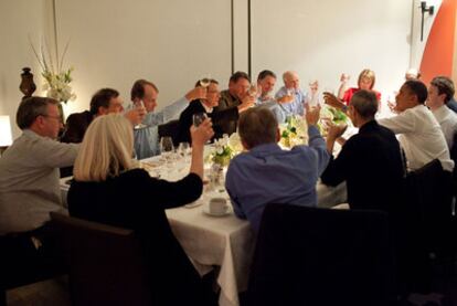 Obama brinda con directivos de empresas tecnológicas durante una comida en Woodside (California), el pasado 17 de febrero.