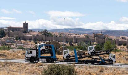 Varios camiones Nissan salen de la planta de Ávila para su distribución.