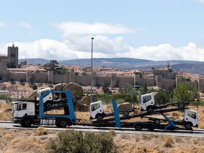 Varios camiones Nissan salen de la planta de Ávila para su distribución.