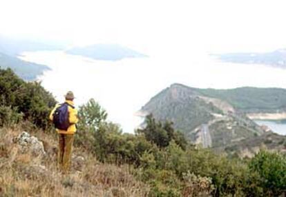 Un excursionista contempla el embalse de Entrepeñas desde la sierra de San Cristóbal.