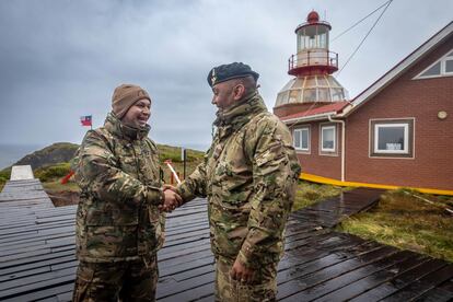 Los militares chilenos de la Armada viven junto a sus familias un año aislados en el faro del Cabo de Hornos.