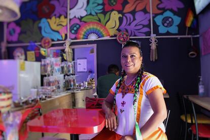 Francisco Marven, mejor conocida como Lady Tacos, sentada en una mesa dentro de su local en el centro de Ciudad de México.