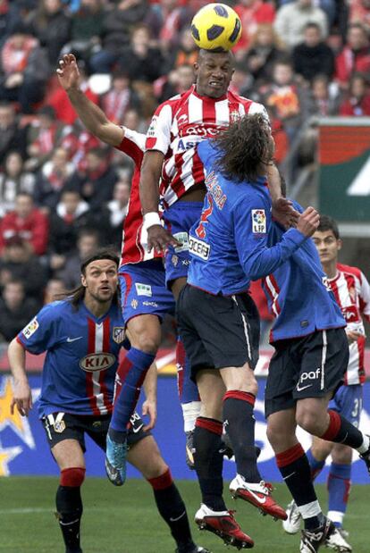 Gregory cabecea el balón ante Valera.