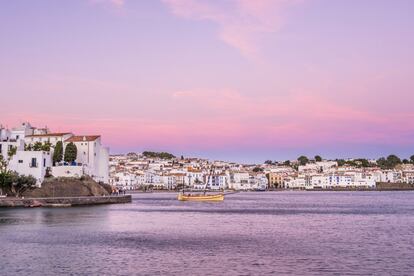 El pueblo de Cadaqués, desde el mar.