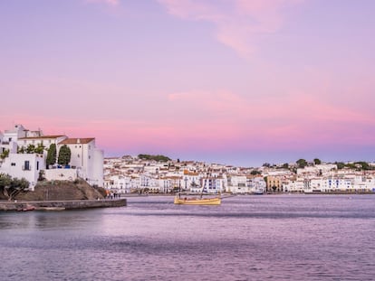 El pueblo de Cadaqués, desde el mar.