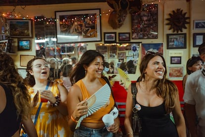 Mujeres latinas bailan, durante la fiesta por el 50 aniversario. 