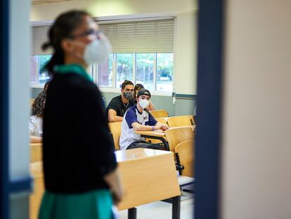 Una profesora con mascarilla en la Comunidad de Madrid.