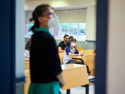 Una profesora con mascarilla, en la Comunidad de Madrid.