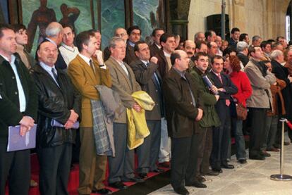 Alcaldes y concejales vascos en un acto celebrado en Gernika por la Asociación de Municipios Vascos, Eudel, en 2003.