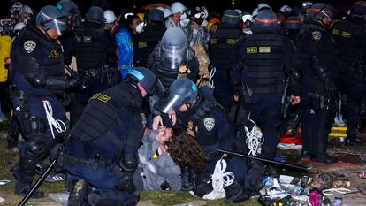 La policía detiene a una manifestante en el campus de Los Ángeles de la Universidad de California, este jueves.