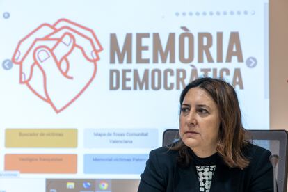 La consejera de Participación, Transparencia, Cooperación y Calidad Democrática, Rosa Pérez Garijo, con la imagen del portal de memoria democrática al fondo, este martes en la sede de su departamento.