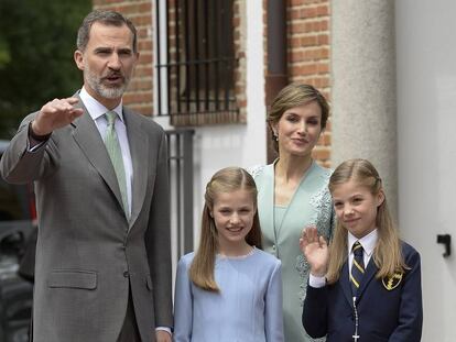 Los Reyes y la princesa Leonor, en la comuni&oacute;n de la infanta Sof&iacute;a (a la derecha), el pasado mi&eacute;rcoles en Aravaca.