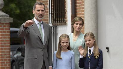 Los Reyes y la princesa Leonor, en la comuni&oacute;n de la infanta Sof&iacute;a (a la derecha), el pasado mi&eacute;rcoles en Aravaca.