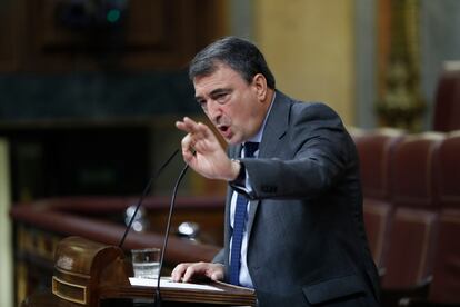 Aitor Esteban, portavoz del PNV, durante su intervención en el debate del estado de la nación. "Usted ha anunciado medidas que no ha contrastado con sus socios. Una vez más, como si tuviera mayoría absoluta”, ha criticado el portavoz nacionalista al presidente del Gobierno.