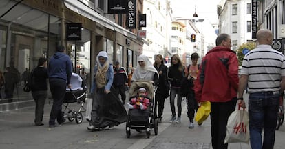 Mujeres musulmanas tocadas con velo pasean por el centro de Copenhague.