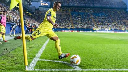 Cazorla saca un córner durante un partido de LaLiga en La Cerámica.