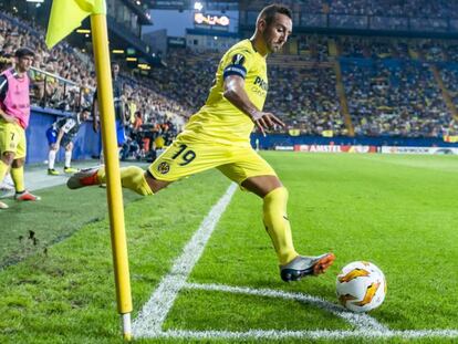 Cazorla saca un córner durante un partido de LaLiga en La Cerámica.