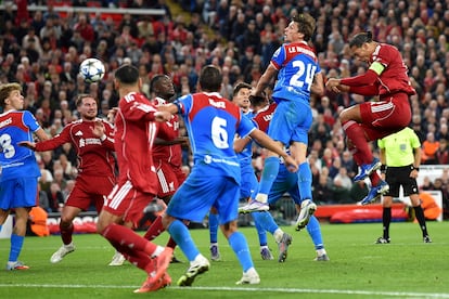 El cabezazo de Van Dijk en el tiempo de descuento que supuso el triunfo del Liverpool sobre el Atlético (3-2).